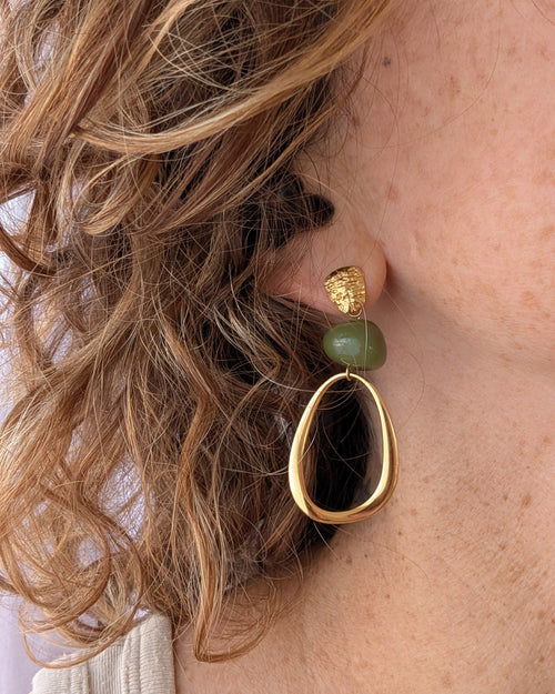 Boucles pendantes Paule  vert kaki portée création artisanale La  Tête dans les Nétoiles