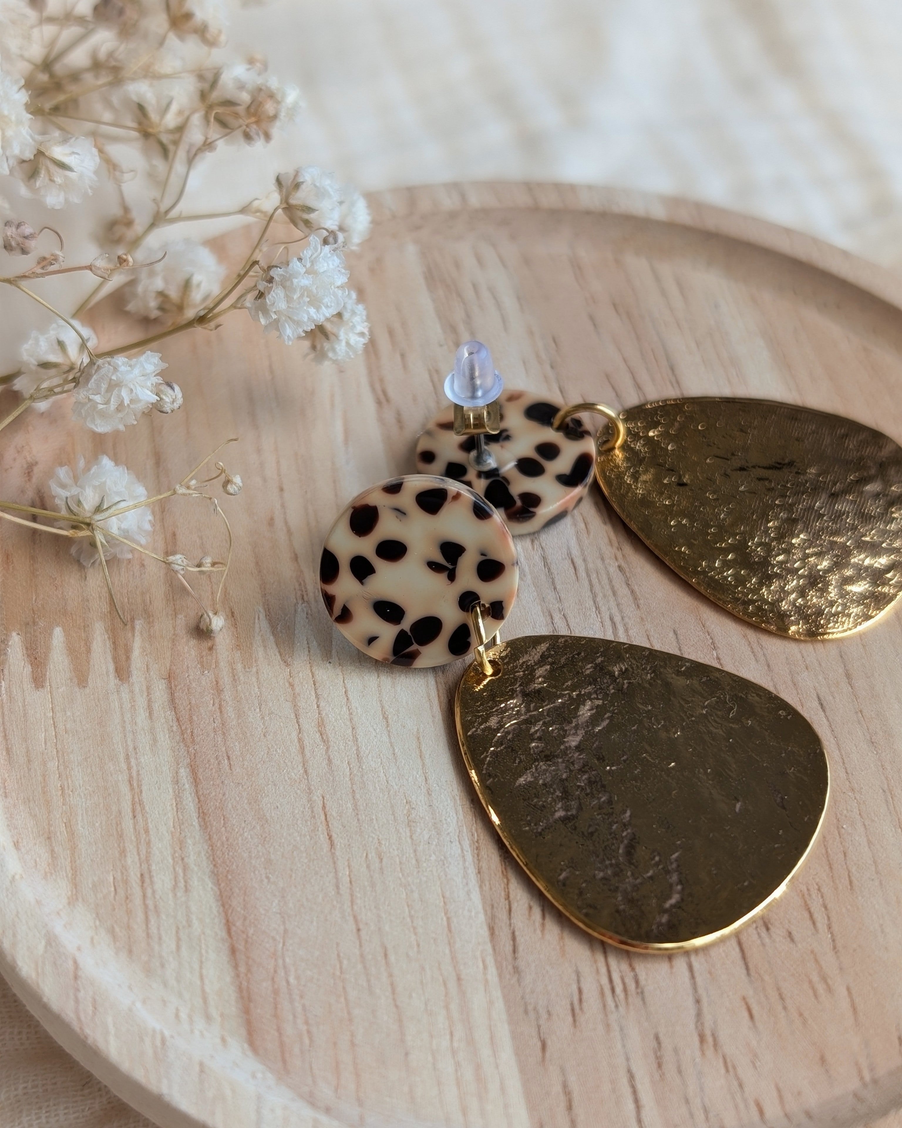 Boucles pendantes SIxtine prise photo de dos avec le fermoir deux poussoires. Boucles en acétate de cellulose et doré à l'or fin. Création artisanale La Tête dans les Nétoiles