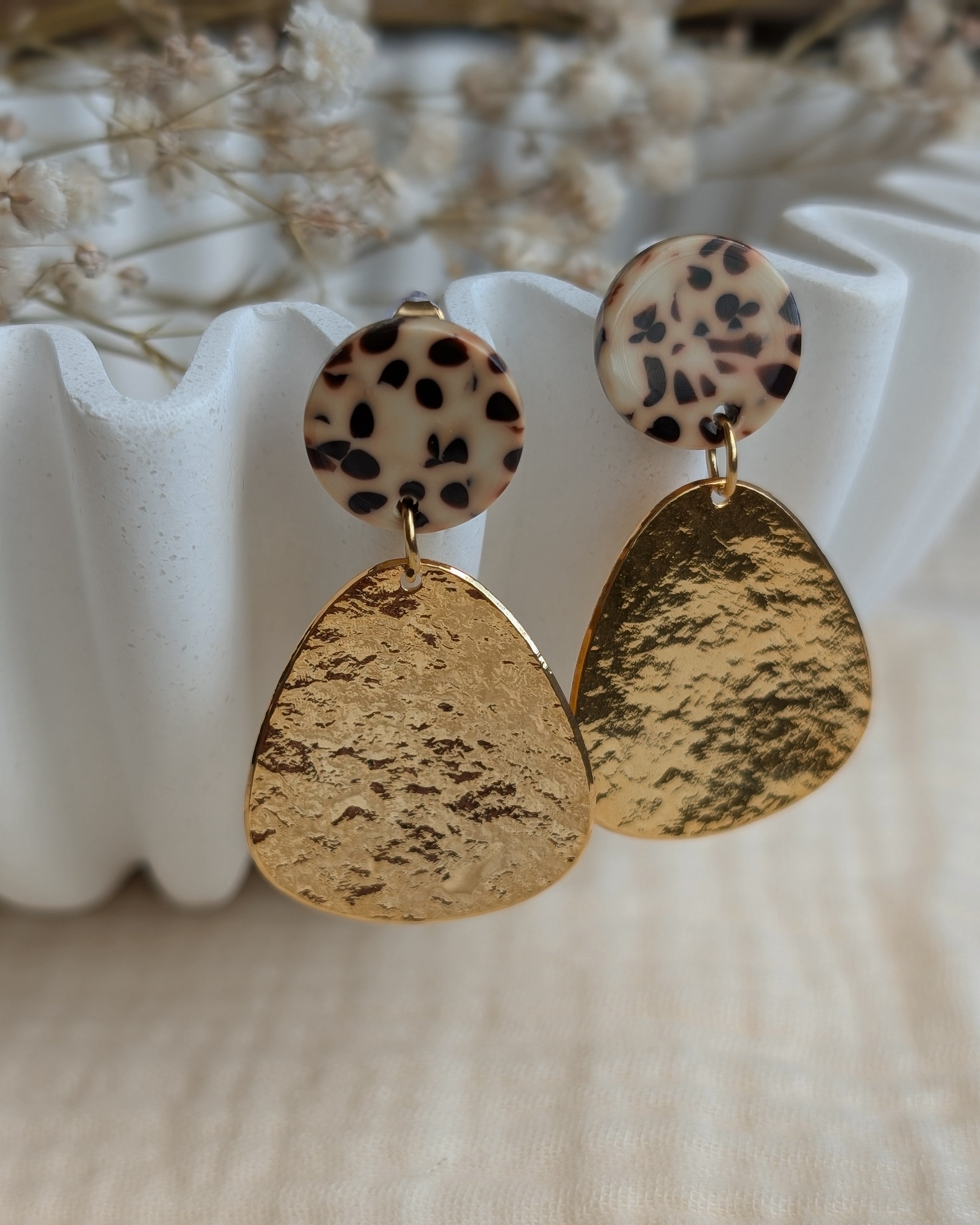 Boucles pendantes Sixtine acétate de cellulose léopard et goutte martelée doré à l'or fin. Création artisanale La Tête dans les Nétoiles