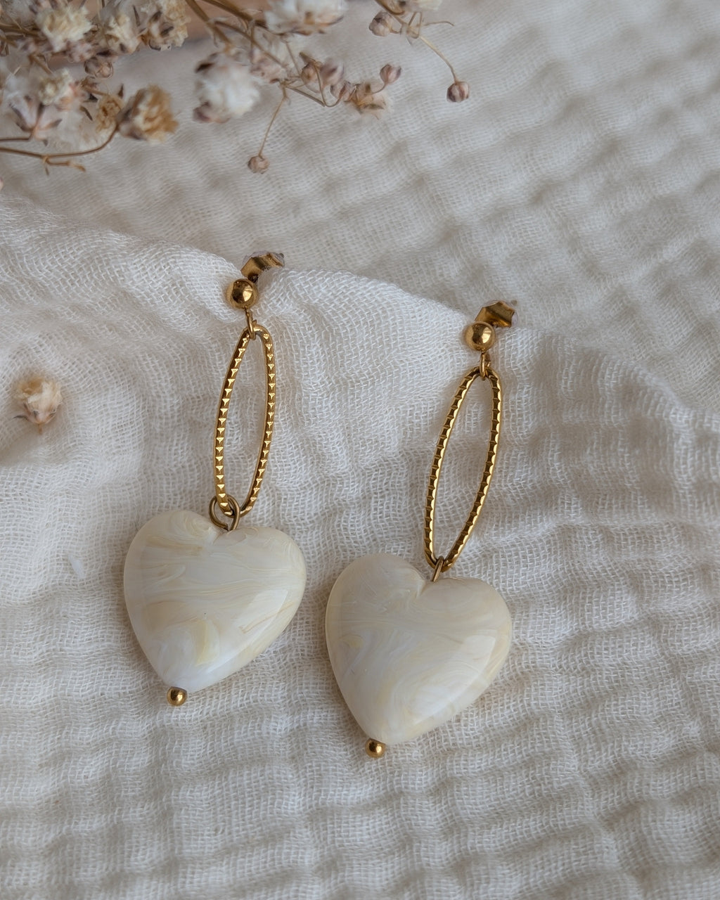 Boucles pendantes Aélia écru marbré poséees sur gaze de coton. Création La Tête dans les Nétoiles