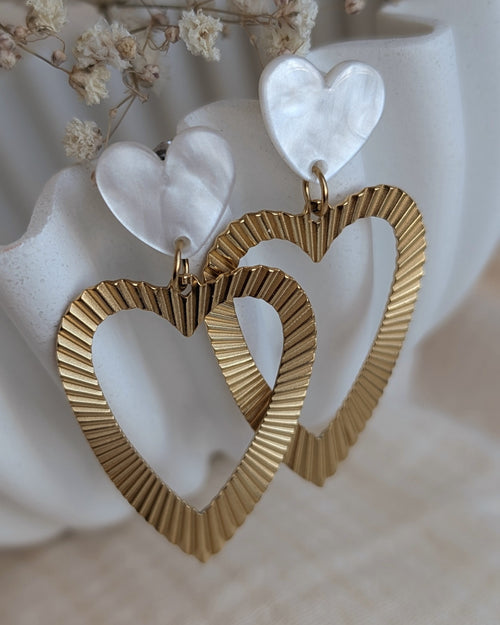 Boucles pendantes coeur Thelma blan nacre photo détails zoom creation artisanale la Tete dans les Netoiles