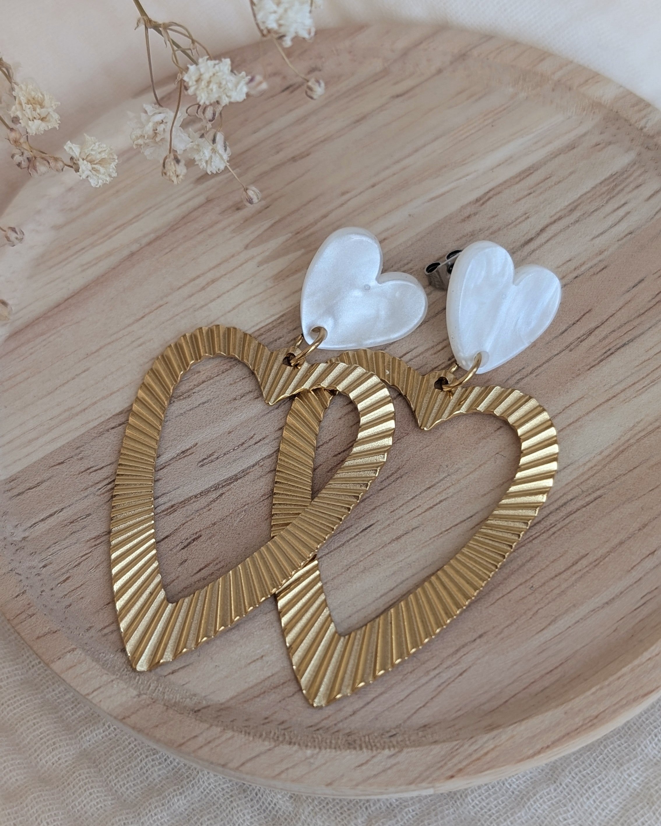 Boucles pendantes coeur Thelma blan nacre photo sur plateau bois creation artisanale la Tete dans les Netoiles
