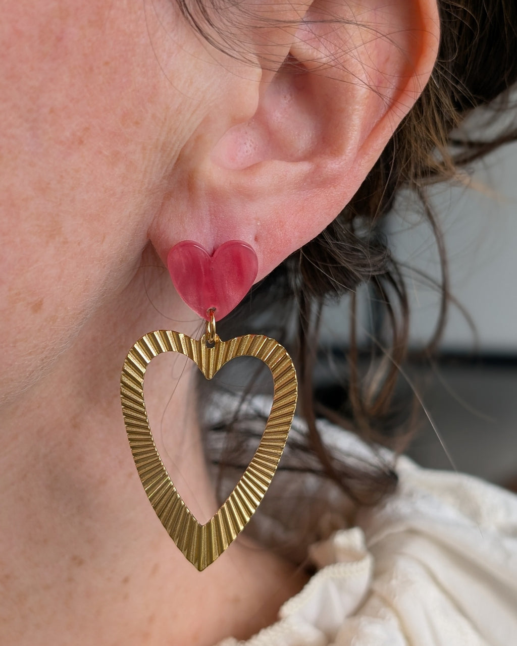 Boucles pendantes coeur Thelma rose nacre photo portee par une femme creation artisanale la Tete dans les Netoiles