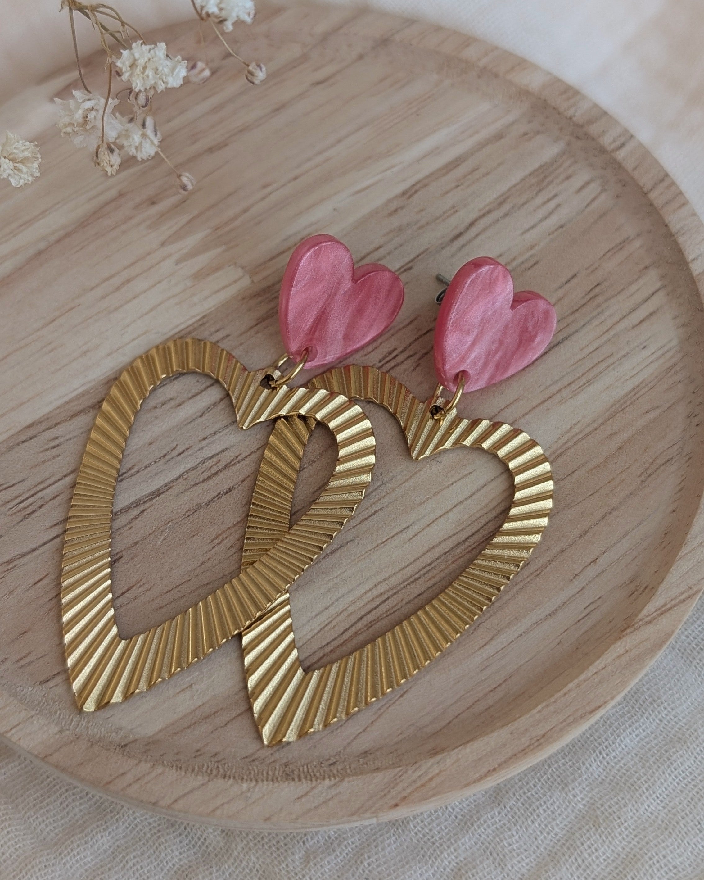 Boucles pendantes coeur Thelma coeur rose nacré photo sur plateau bois creation artisanale la Tete dans les Netoiles