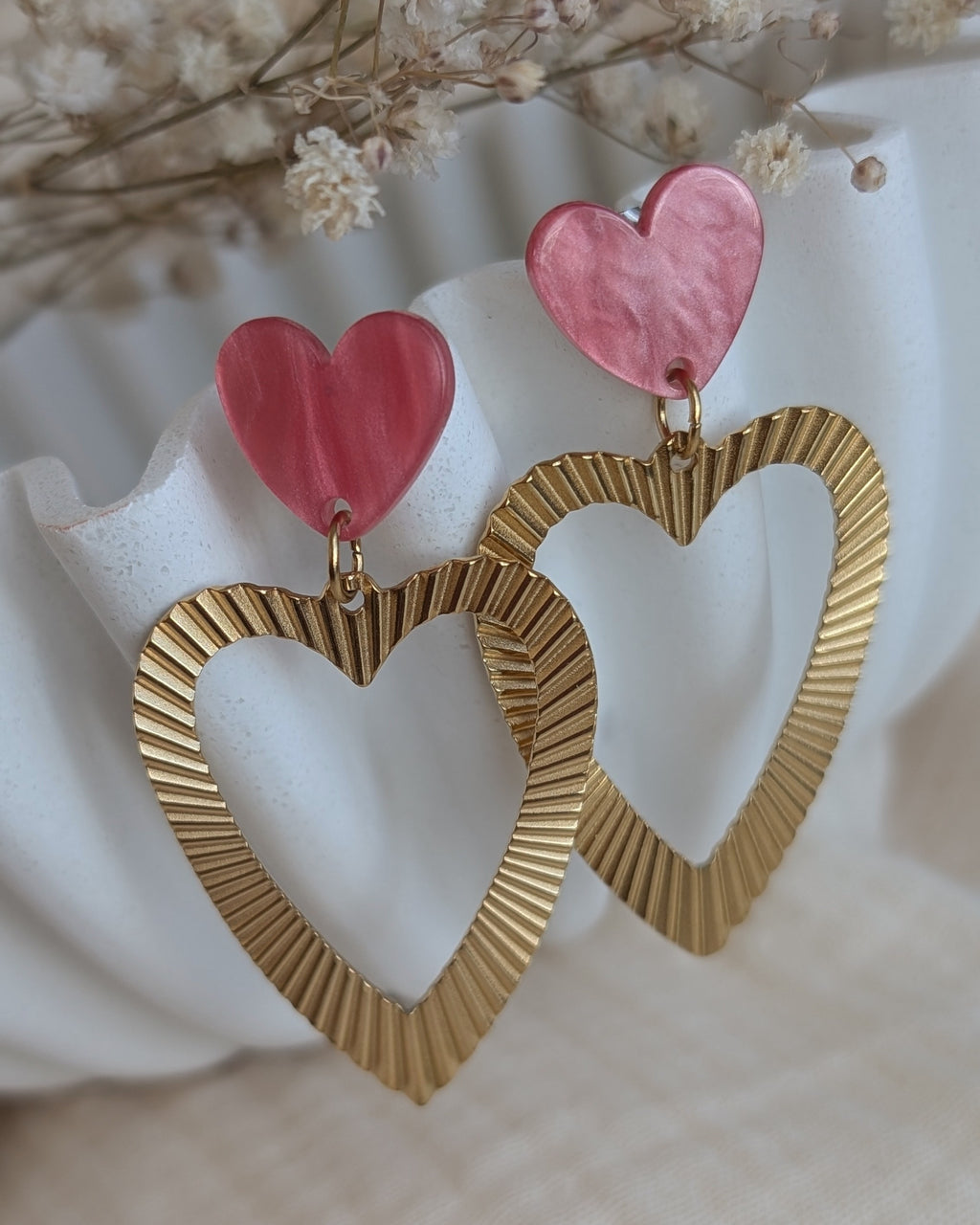 Boucles pendantes coeur Thelma rose nacre photo gros plan creation artisanale la Tete dans les Netoiles