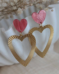 Boucles pendantes coeur Thelma rose nacre photo gros plan creation artisanale la Tete dans les Netoiles