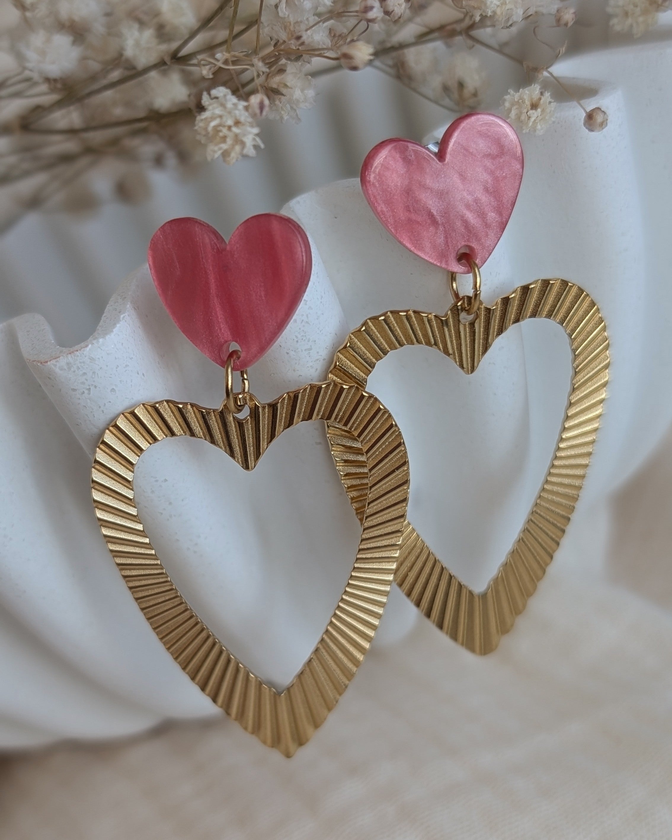 Boucles pendantes coeur Thelma rose nacre photo gros plan creation artisanale la Tete dans les Netoiles