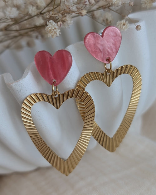 Boucles pendantes coeur Thelma rose nacre photo gros plan creation artisanale la Tete dans les Netoiles