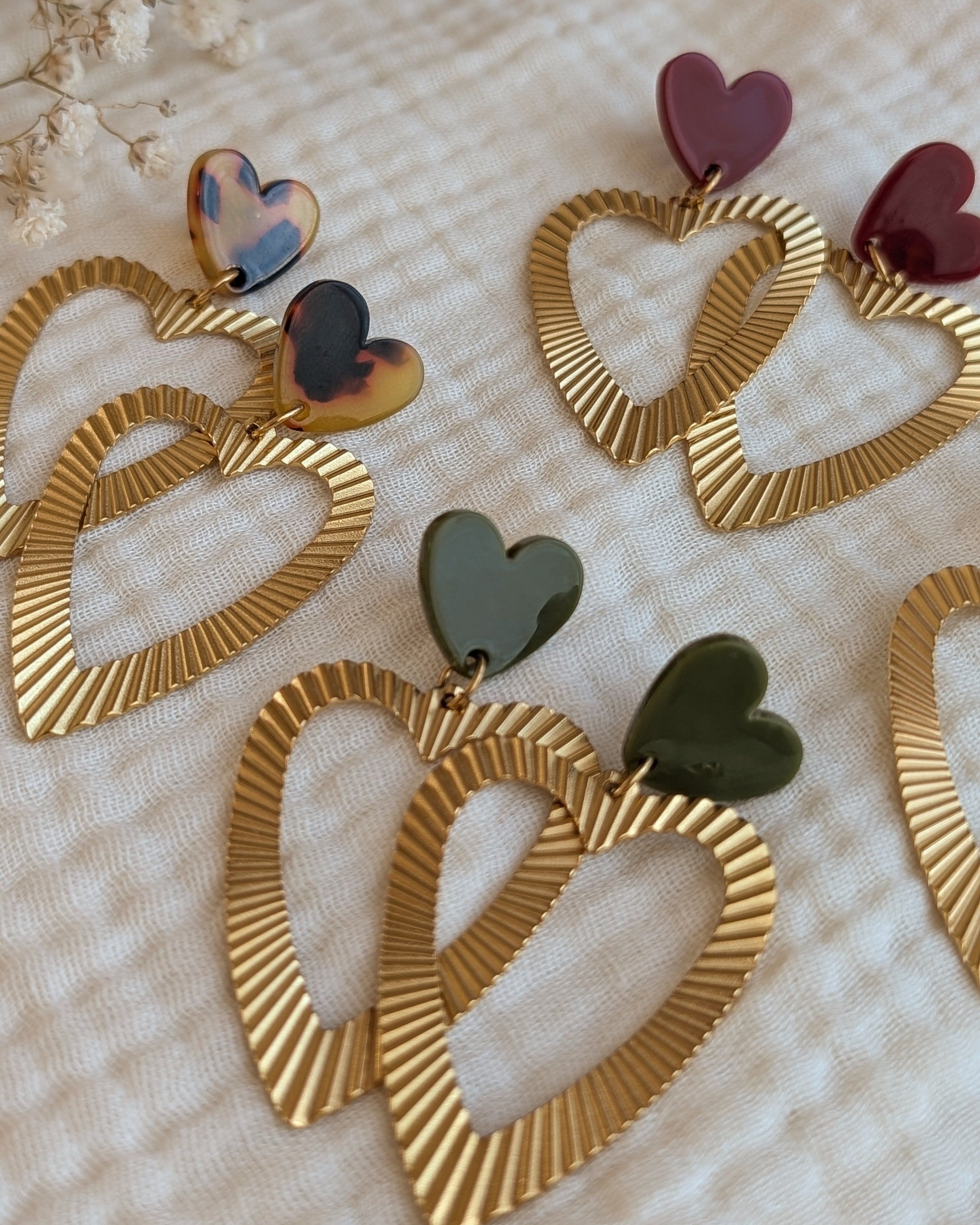 Boucles pendantes coeur thelma couleur kaki tortoise et bordeaux creation arisanale la tete dans les netoiles