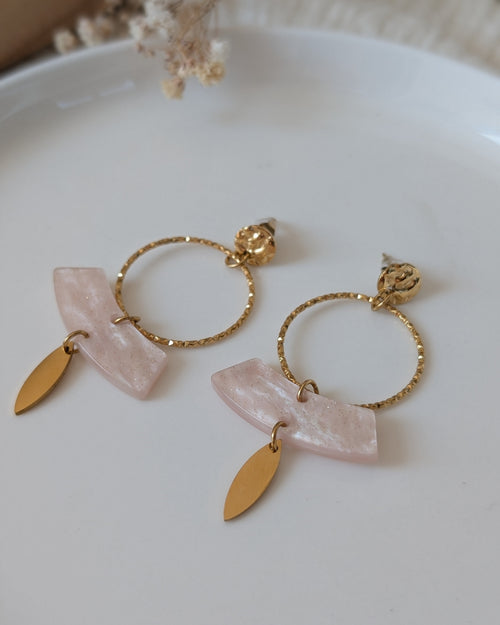 Boucles d'oreilles Palomée gros plan sur la paire.