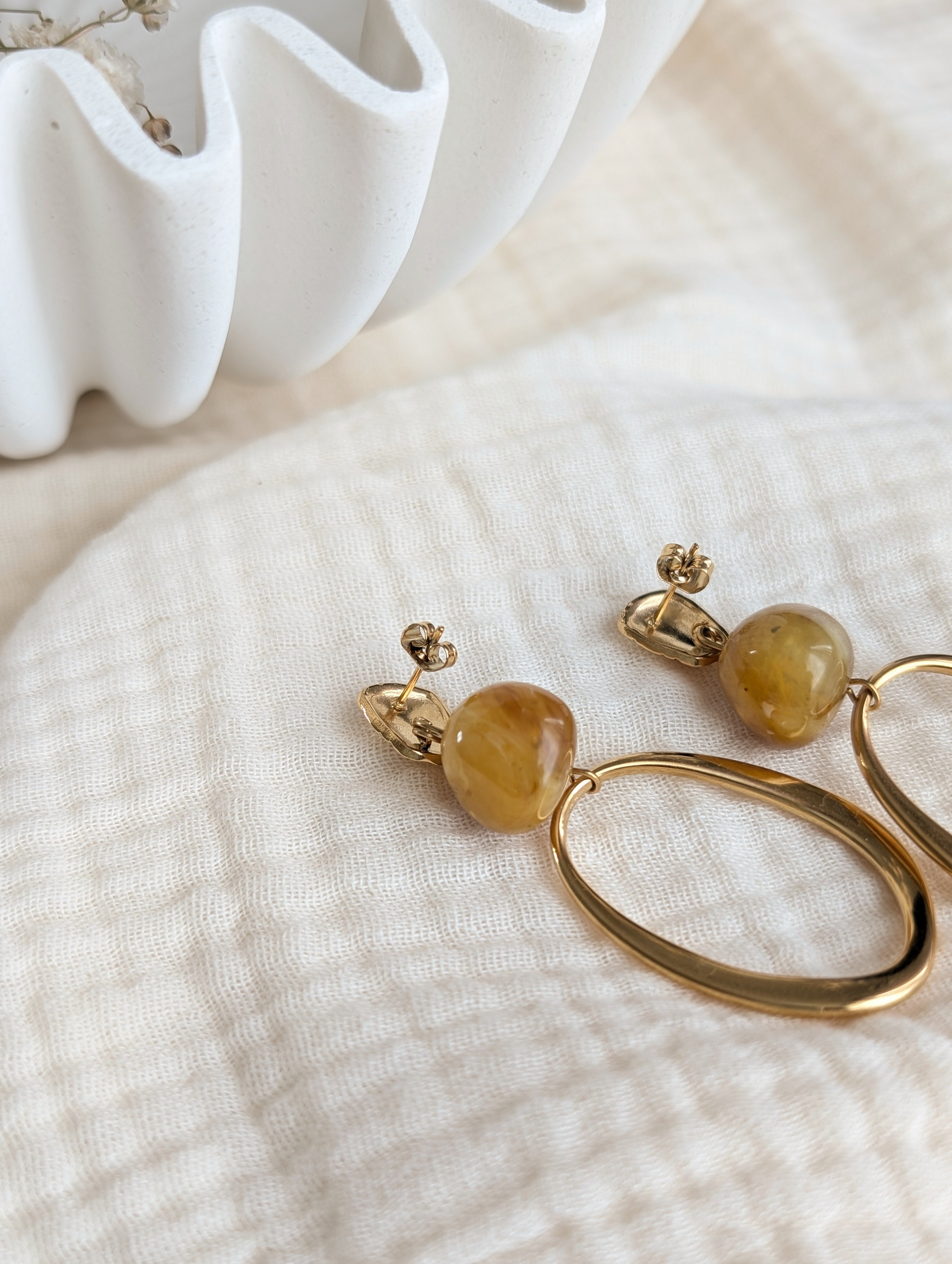 Boucles pendantes perles ambré vu sur les fermoirs création artisanale La Tête dans les Nétoiles