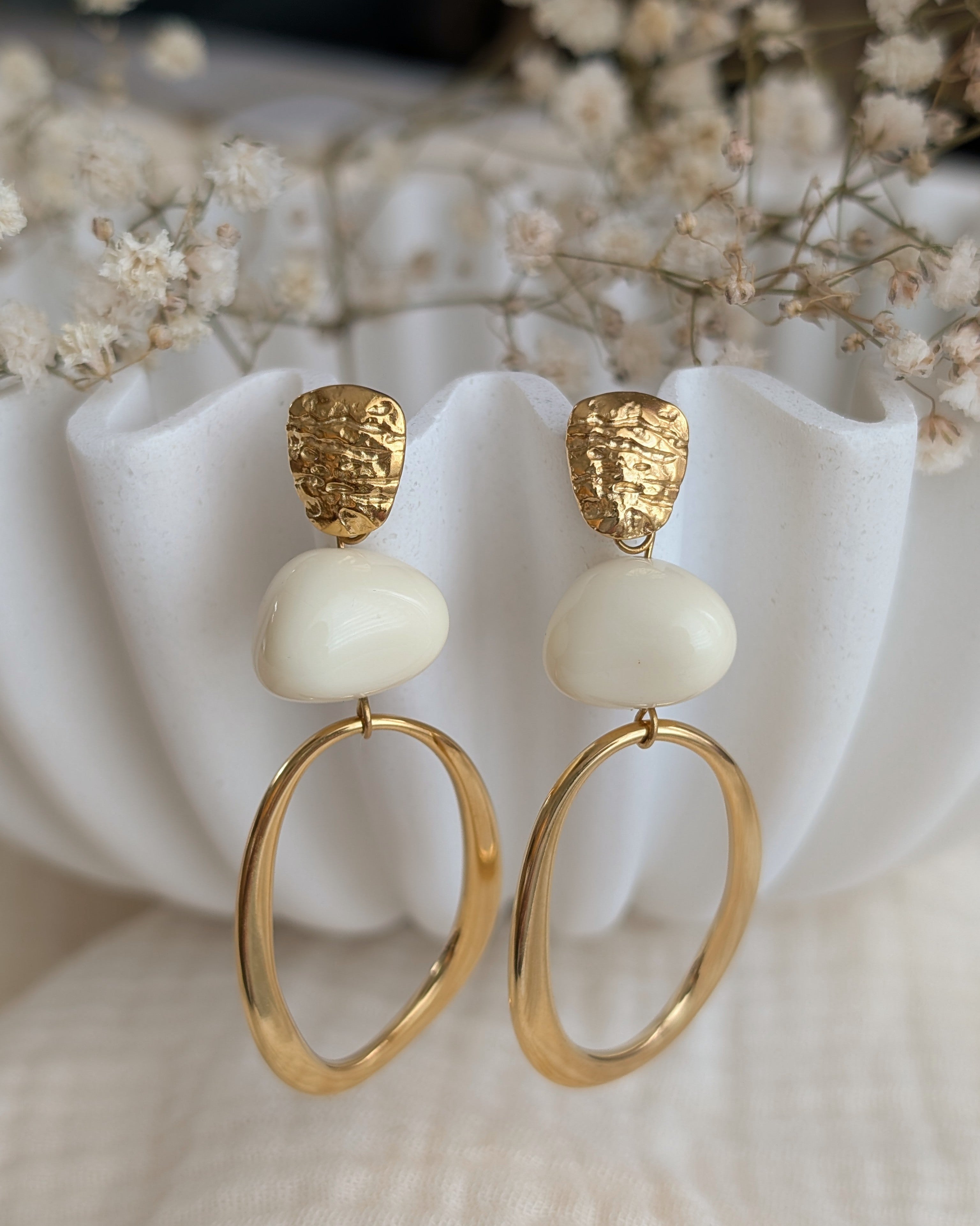 Boucles pendantes gros plan perles résine écru création artisanale La Tête dans les Nétoiles