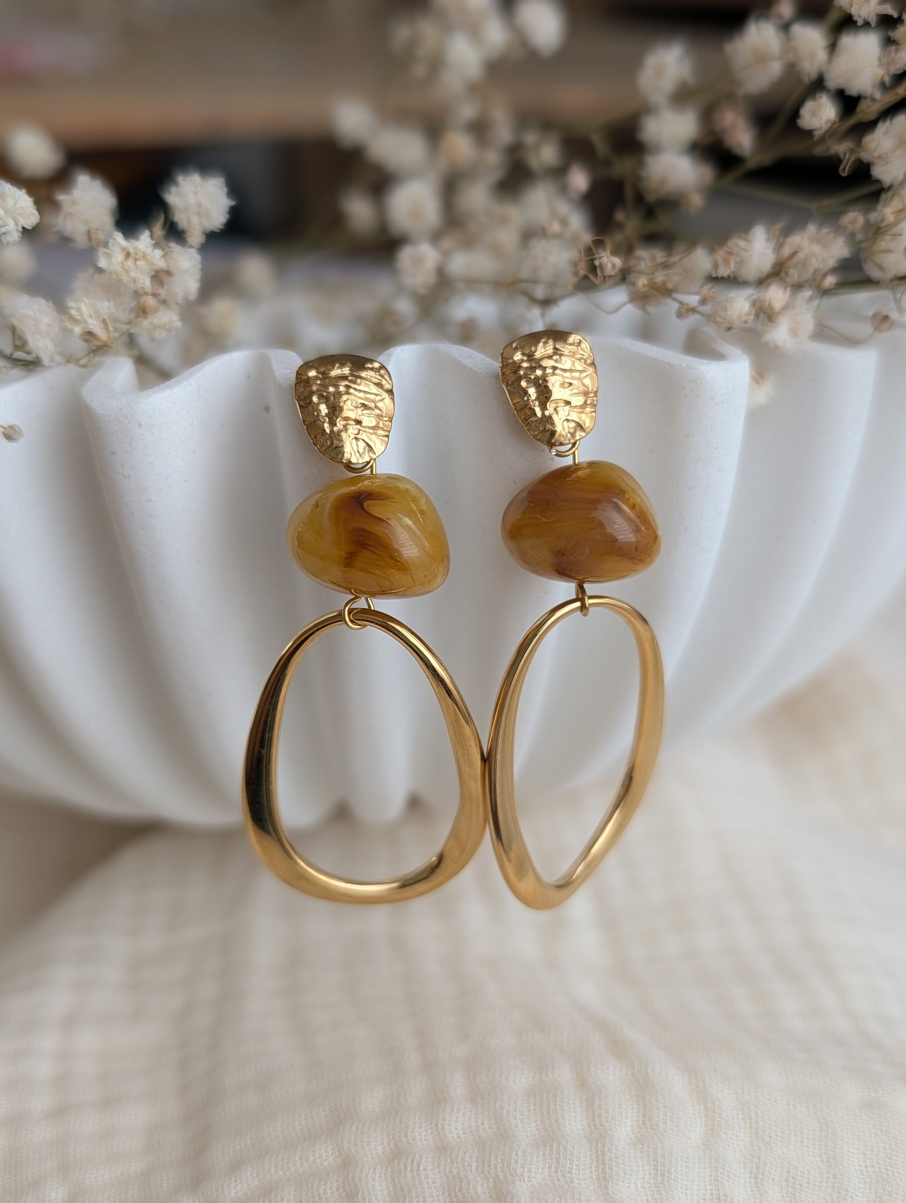 Boucles pendants perles ambré gros plan création artisanale La Tête dans les Nétoiles