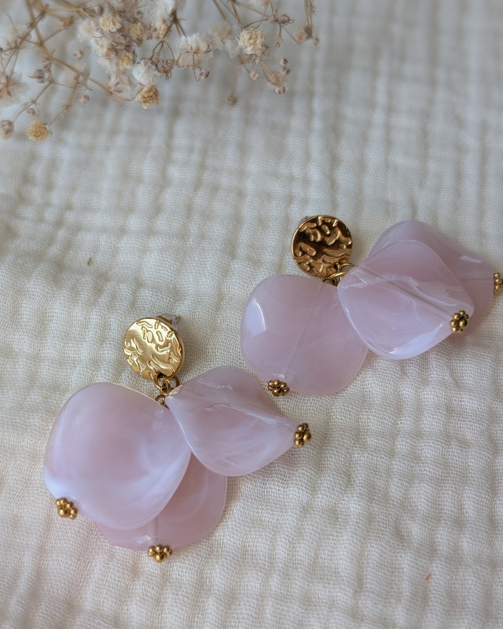 Boucles perles pétales en résine rose quartz Alizée et puces martelées en acier inoxydable. Créations artisanales La Tête dans les nétoiles
