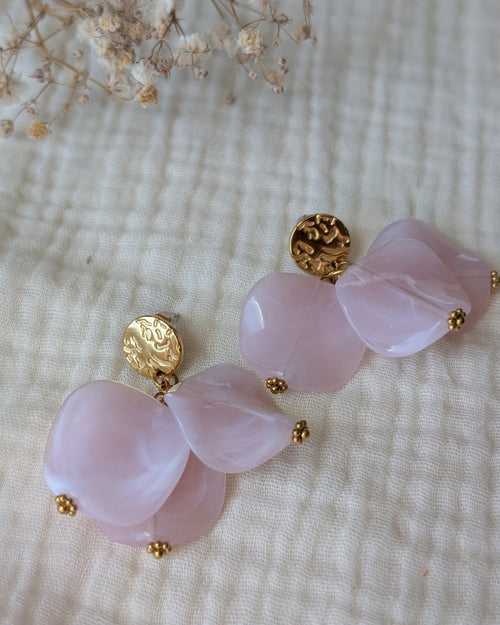 Boucles perles pétales en résine rose quartz Alizée et puces martelées en acier inoxydable. Créations artisanales La Tête dans les nétoiles