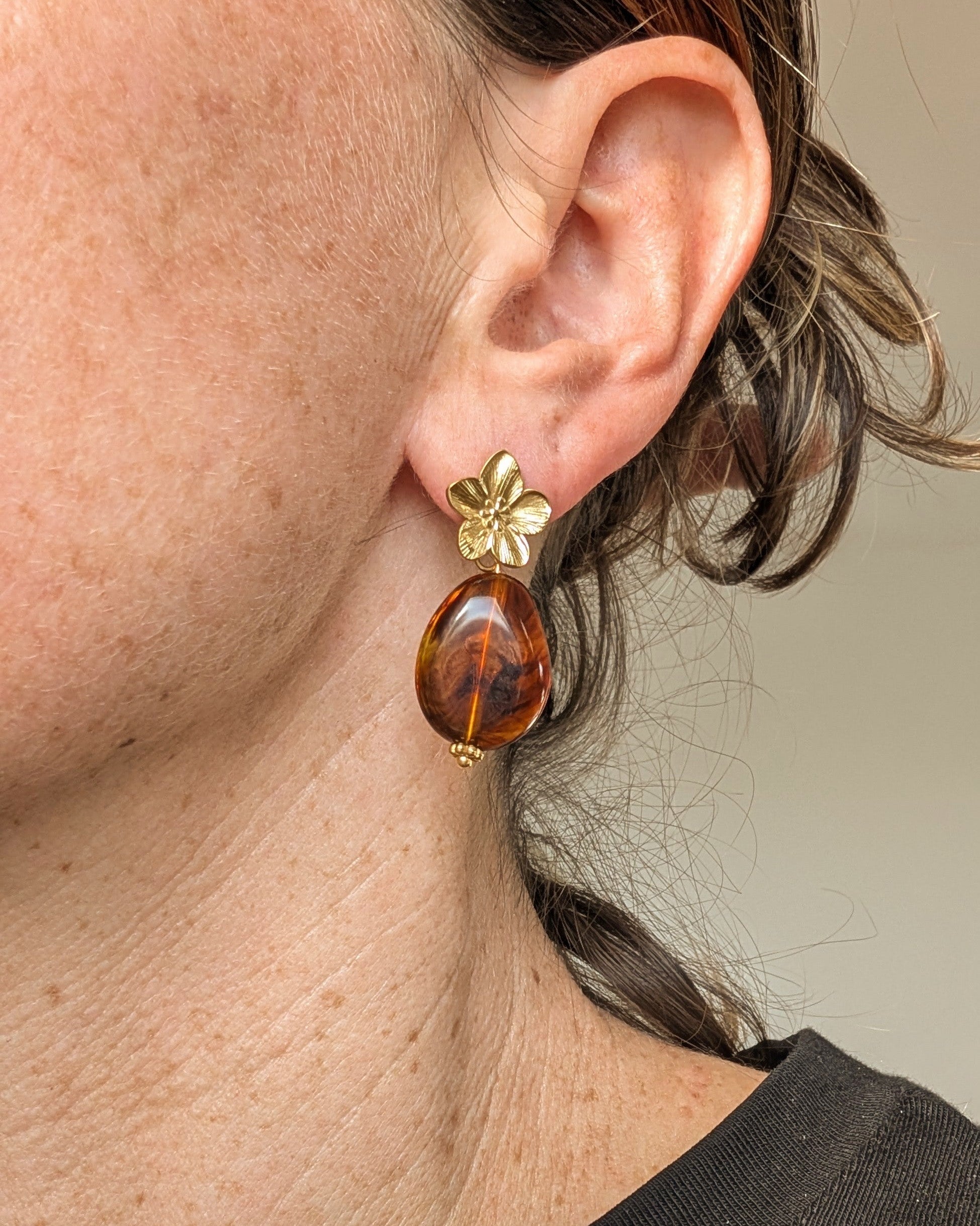 Boucles d'oreilles pendantes Jeannette portées couleur ambre marbré La Tête dans les Nétoiles créations artisanales