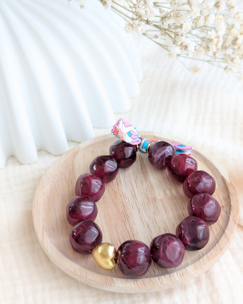 Bracelet Adèle perles résine grenat marbré perle coeur doré brossé et ruban liberty sur support en bois. Créations La Tête dans les Nétoiles