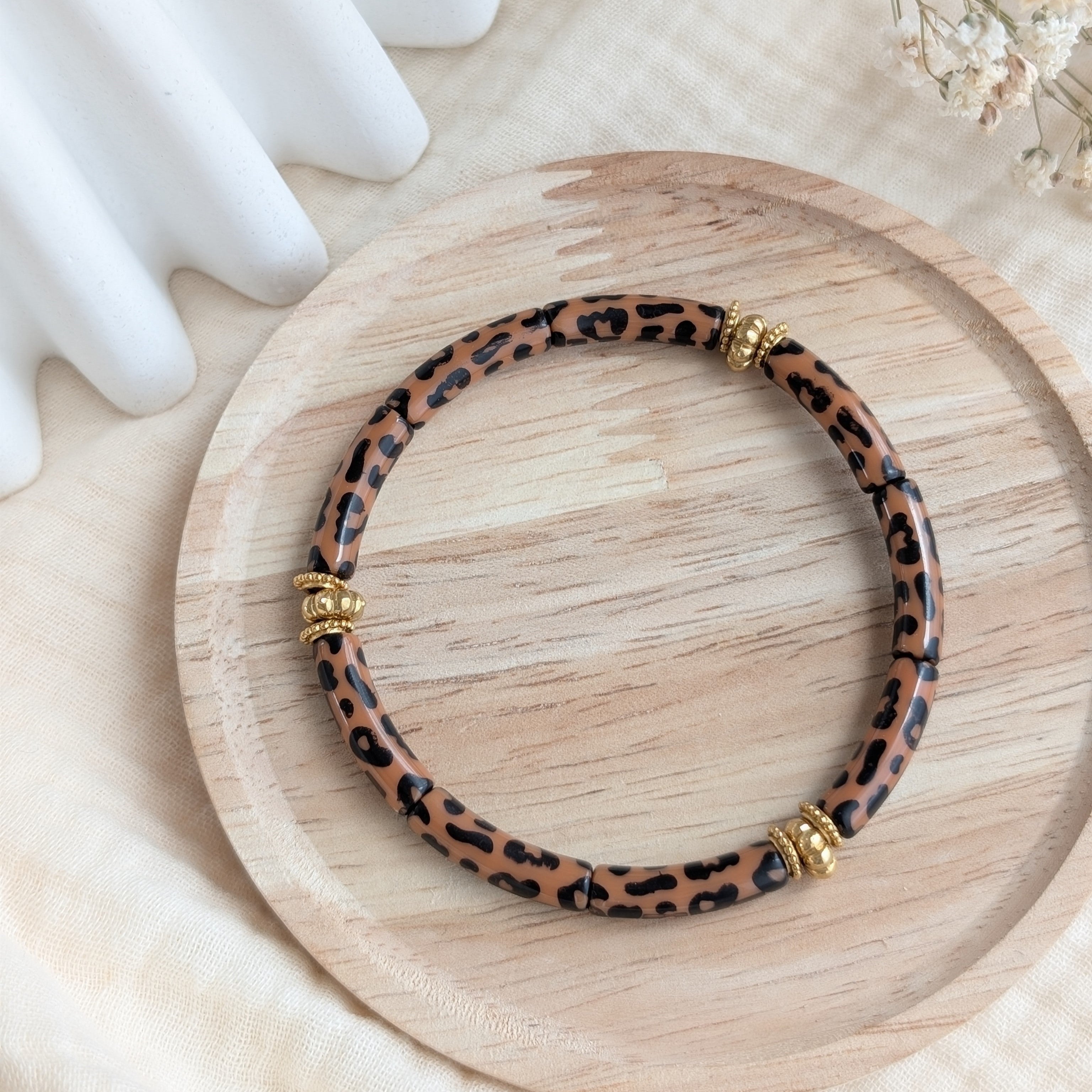 Bracelet JUNE léopard sur support en bois. Création La Tête dans les Nétoiles