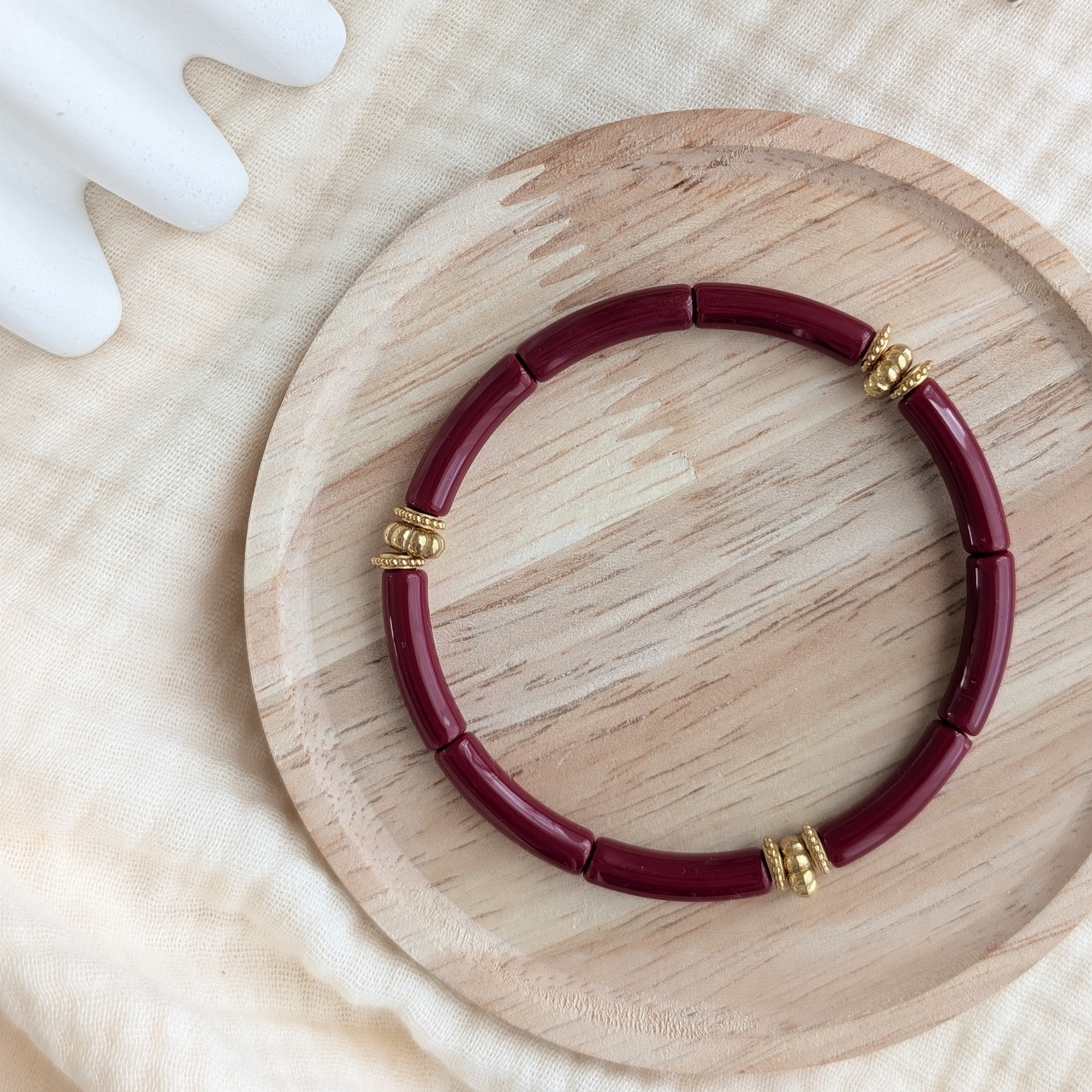 Bracelet JUNE lie de vin sur support en bois. Création La Tête dans les Nétoiles