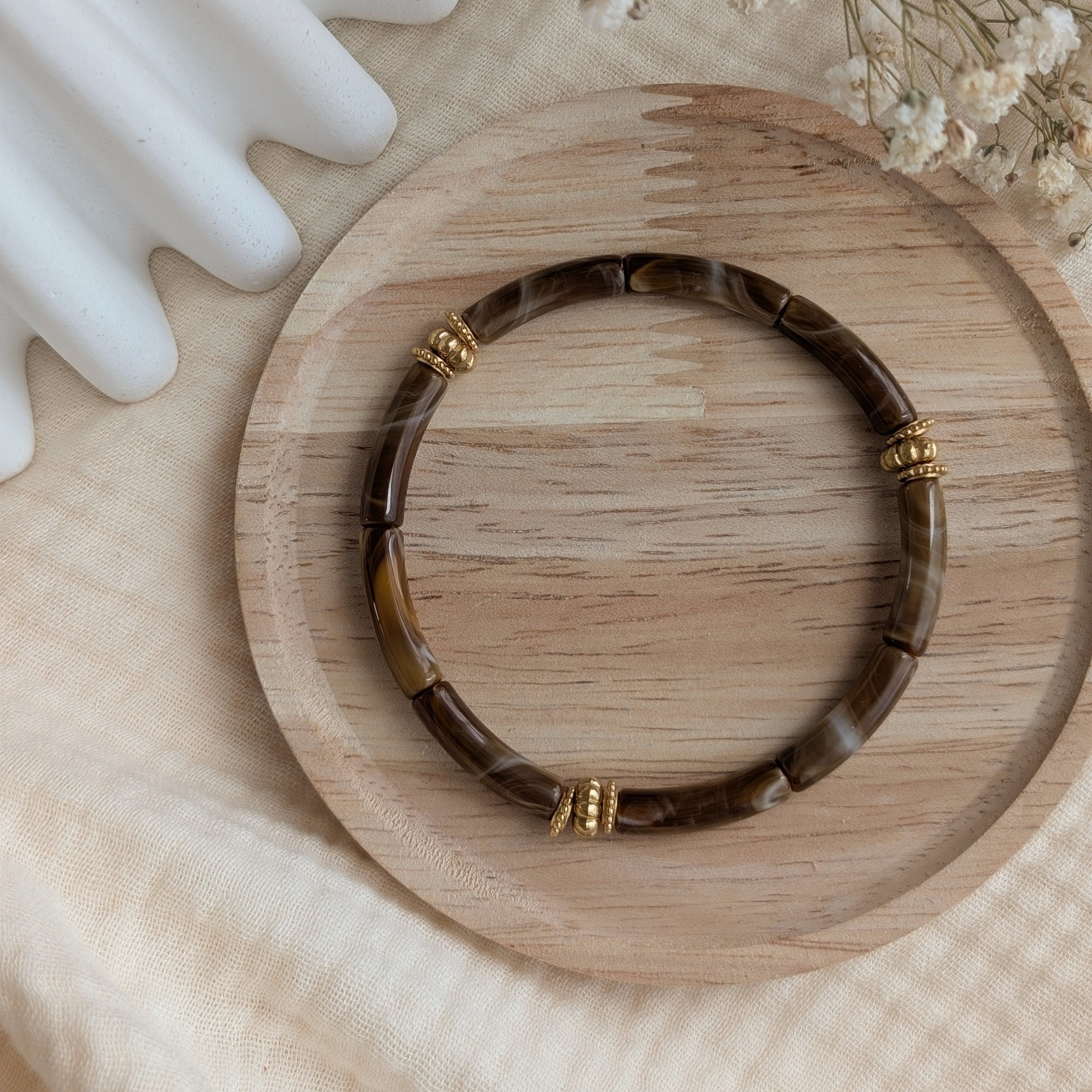 Bracelet JUNE marron marbré sur support en bois. Création La Tête dans les Nétoiles