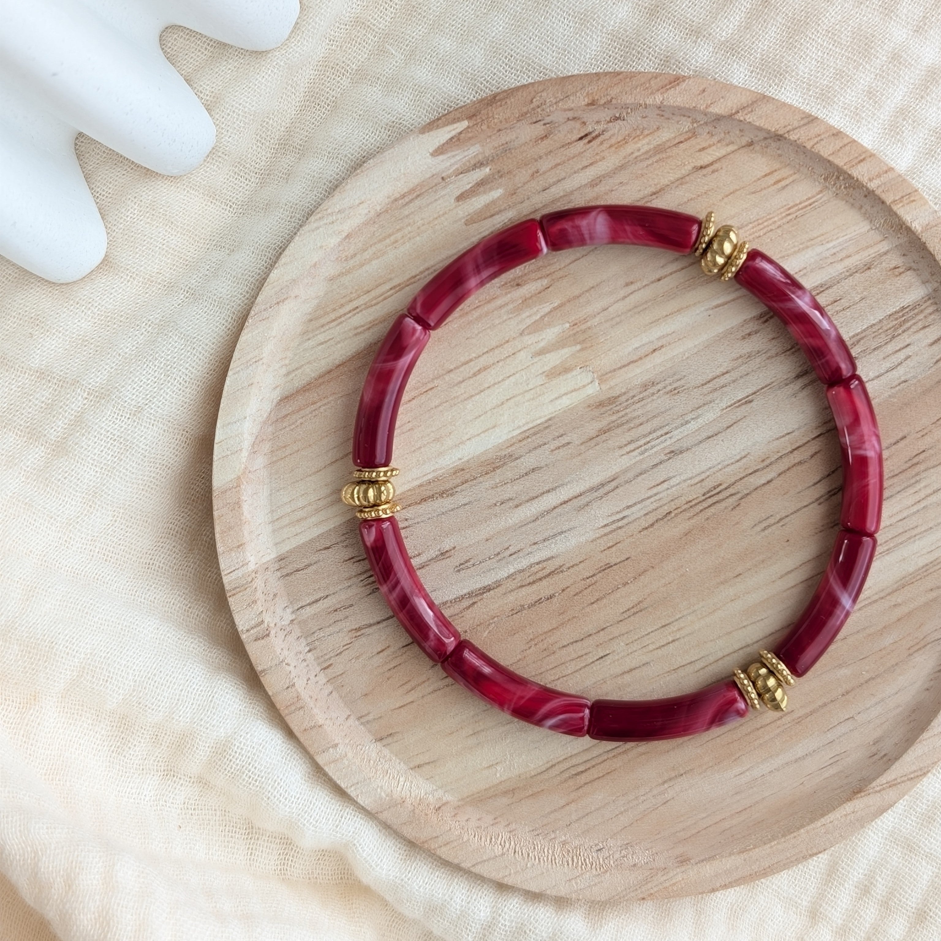 Bracelet JUNE rouge marbré sur support en bois. Création La Tête dans les Nétoiles