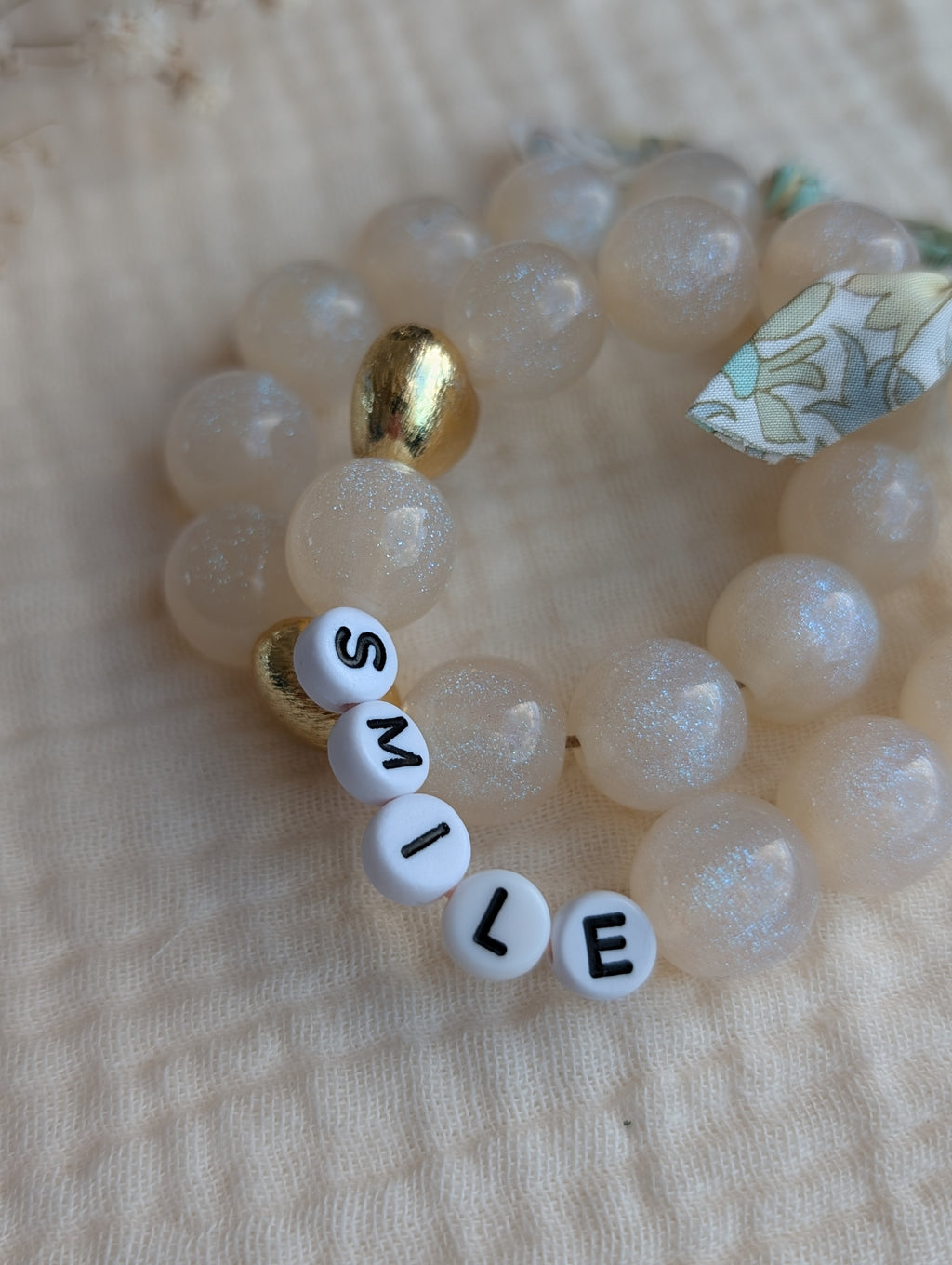 Bracelet LIBERTY GLOWY blanc irisé personnalisé mot doux smile. Duo mère fille. Perle à paillettes et coeur en plaqué or. Bracelets personnalisés La Tête dans les Nétoiles