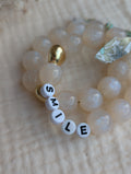 Bracelet LIBERTY GLOWY blanc irisé personnalisé mot doux smile. Duo mère fille. Perle à paillettes et coeur en plaqué or. Bracelets personnalisés La Tête dans les Nétoiles