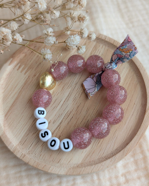 Bracelets LIBERTY GLOWY personnalisable duo mère fille . Perle à paillettes rose. Bracelet mots doux personnalisés. Créations artisanales La Tête dans les Nétoiles