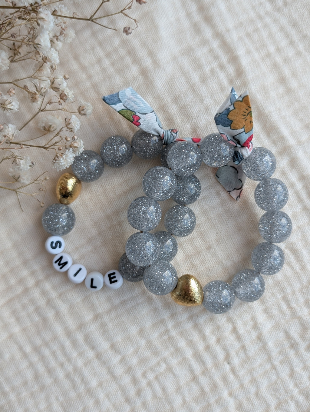 Bracelet LIBERTY GLOWY perle paillettes argenté. Taille enfant et adulte. duos mère fille. Bracelet à message. Bracelets mots doux. Perle en résine  paillettes et perle coeur doré. Créations La Tête dans les Nétoiles