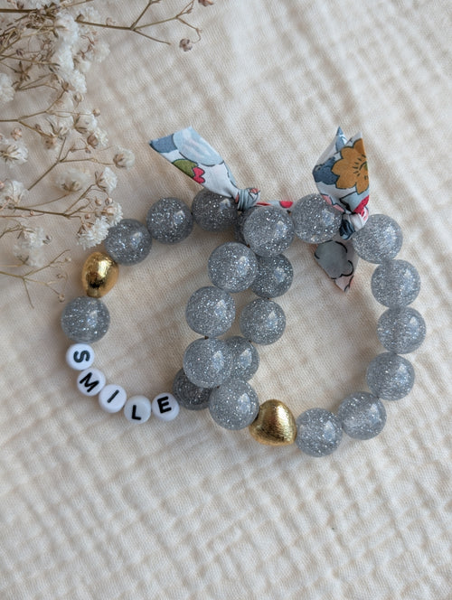 Bracelet LIBERTY GLOWY perle paillettes argenté. Taille enfant et adulte. duos mère fille. Bracelet à message. Bracelets mots doux. Perle en résine  paillettes et perle coeur doré. Créations La Tête dans les Nétoiles