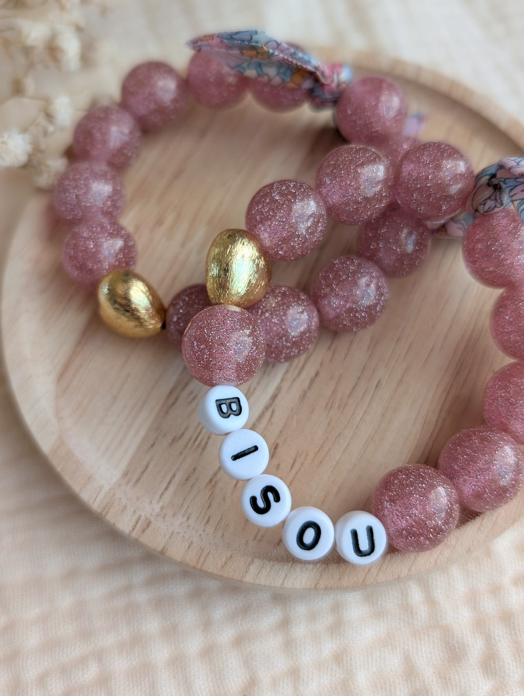 Bracelets LIBERTY GLOWY personnalisable duo mère fille . Perle à paillettes rose. Bracelet mots doux personnalisés. Créations artisanales La Tête dans les Nétoiles