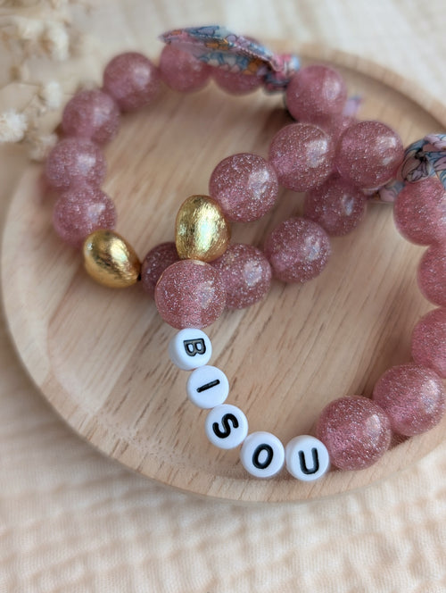 Bracelets LIBERTY GLOWY personnalisable duo mère fille . Perle à paillettes rose. Bracelet mots doux personnalisés. Créations artisanales La Tête dans les Nétoiles