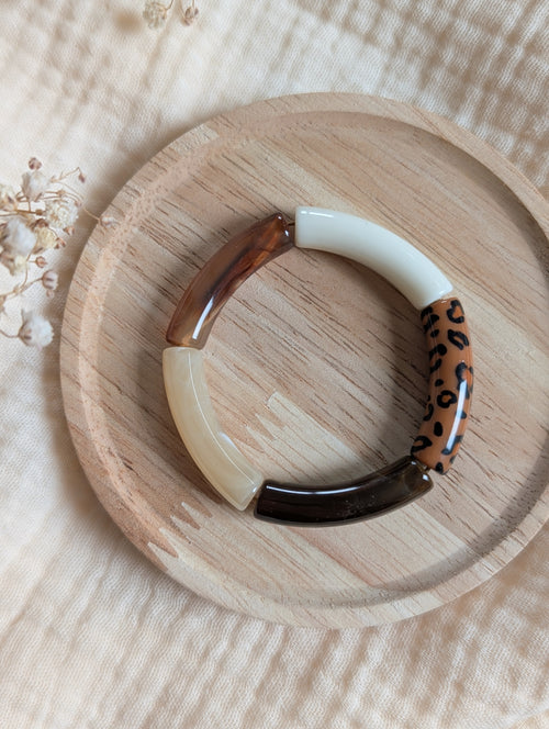 Bracelet LISA MINI perle tube enfant sur support bois tons marron et léopard. Création La Tête dans les Nétoiles