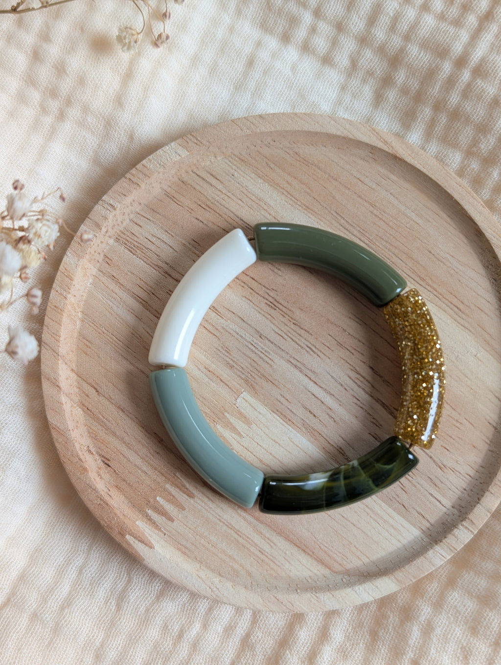Bracelet LISA MINI perle tube enfant sur support bois tons vert. Création La Tête dans les Nétoiles