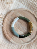 Bracelet LISA MINI perle tube enfant sur support bois tons vert. Création La Tête dans les Nétoiles