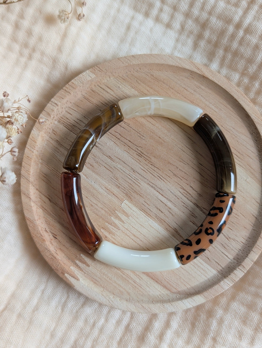 Bracelet LISA perle tube marron leopard sur support en bois.