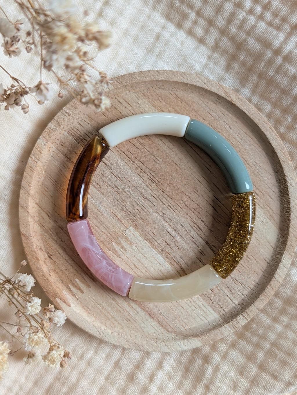 Bracelet LISA perle tube rose et vert sur support en bois. Perles tube. Création La Tête dans les Nétoiles