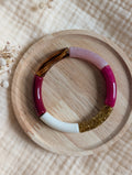 Bracelet Lisa perles tube rose bordeaux et glitter sur support en bois . Création La Tête dans les Nétoiles