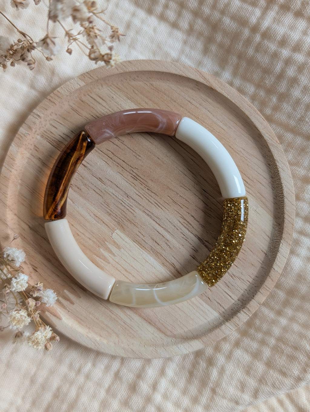 Bracelet LISA perles tube sur support en bois. Coloris terracotta et écru. Bracelet perles tube. Création La tête dans les Nétoiles