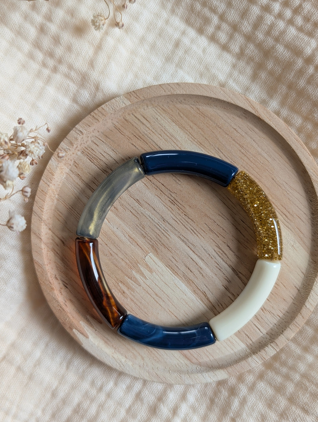 Bracelet LISA tons bleu sur support en bois. bracelet perles tube. Création La Tête dans les Nétoiles