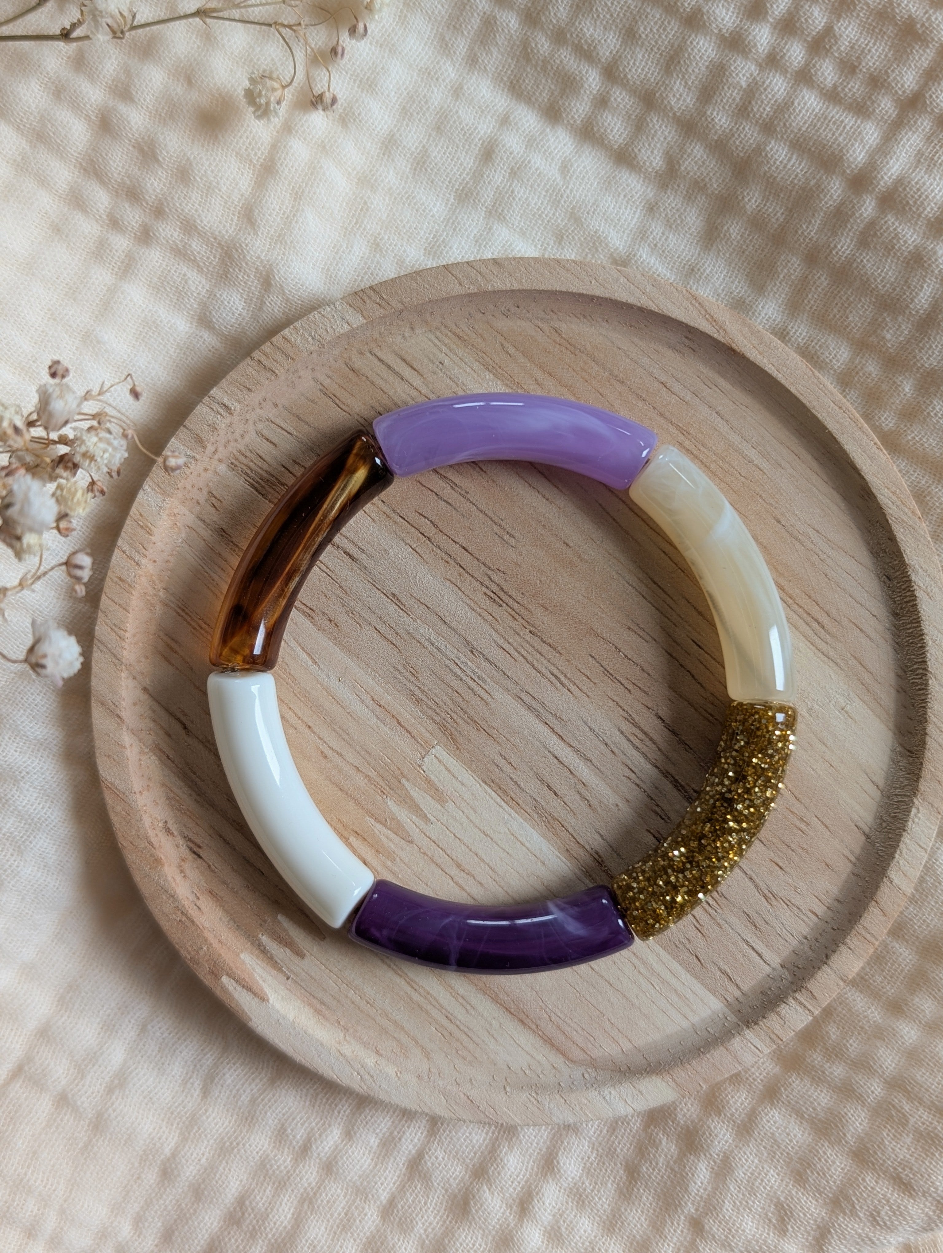 Bracelet LiSA perles tube sur support en bois. Création La Tête dans les Nétoiles