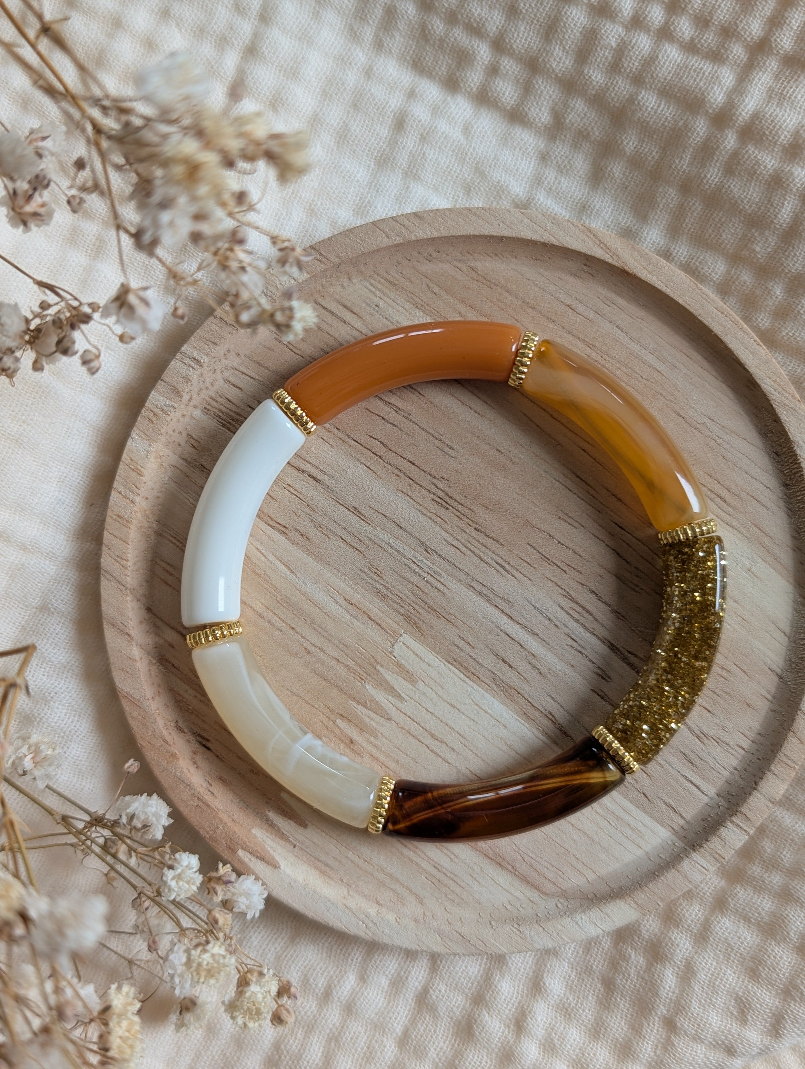 Bracelet LISON perles tube ambré et orange sur support en bois. Bracelet perles tube.  Création La Tête dans les Nétoiles