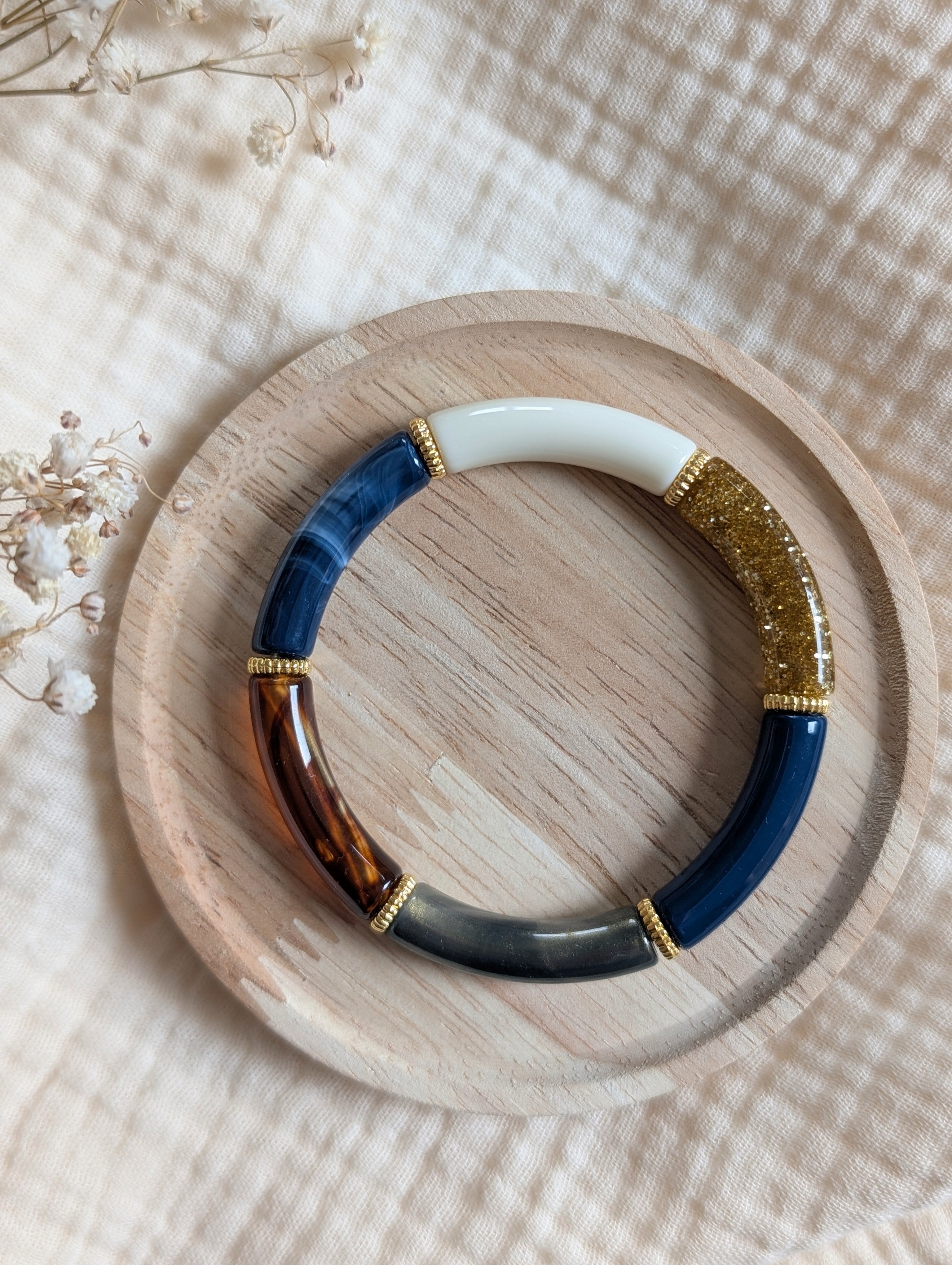 Bracelet LISON perles tube bleu sur support en bois. Bracelet perles tube.  Création La Tête dans les Nétoiles