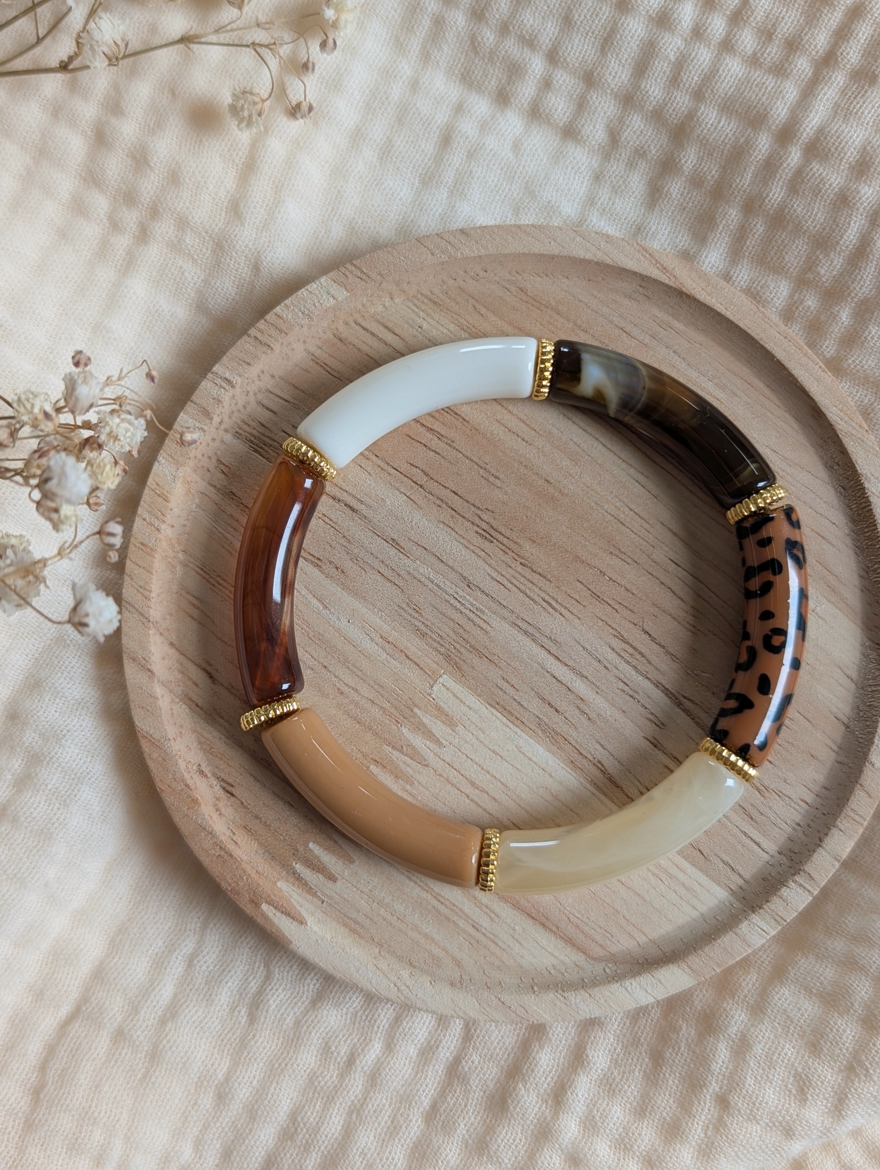 Bracelet LISON perles tube marron léopard sur support en bois. Bracelet perles tube.  Création La Tête dans les Nétoiles