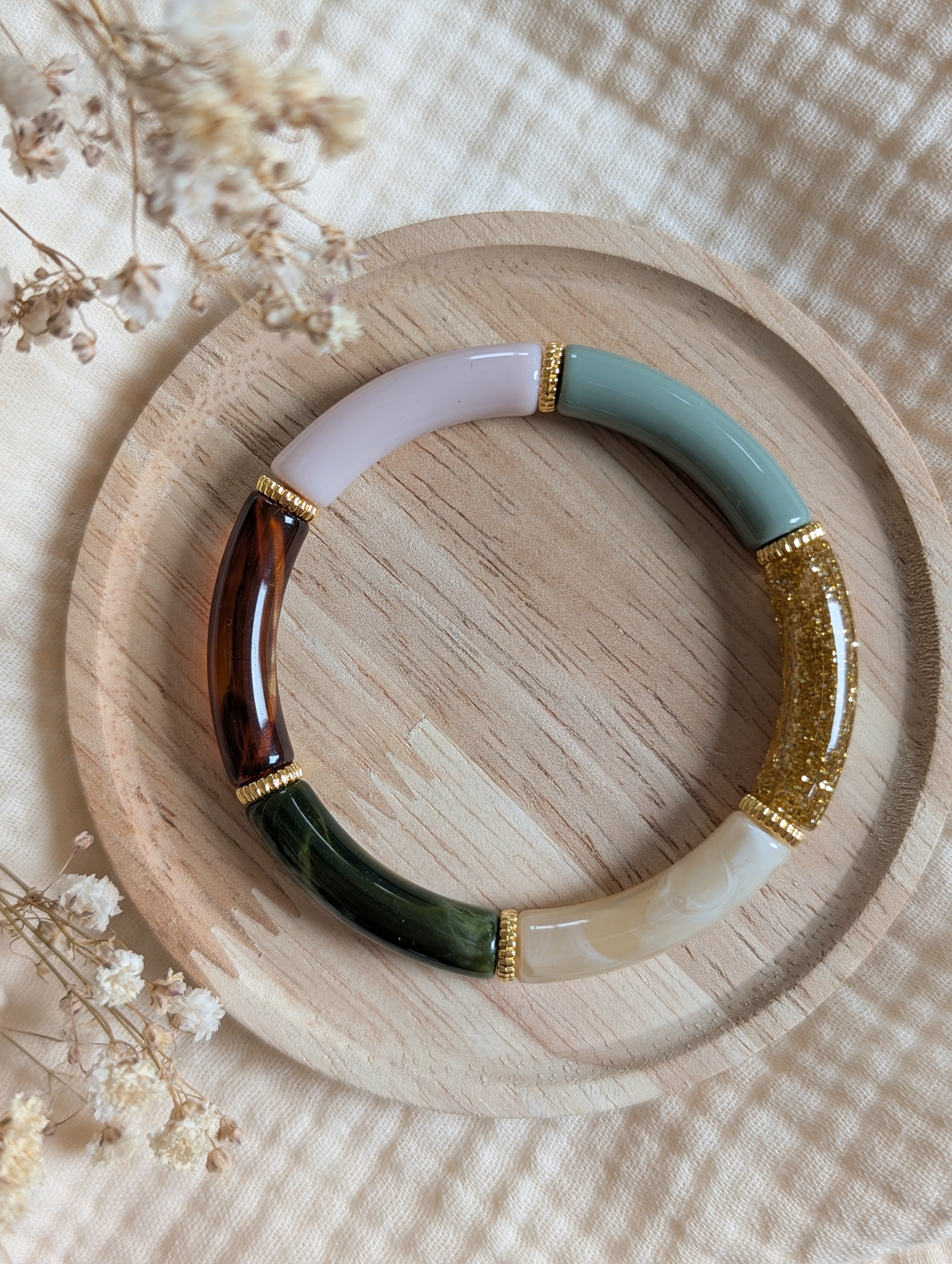 Bracelet LISON perles tube vert et rose sur support en bois. Bracelet perles tube.  Création La Tête dans les Nétoiles