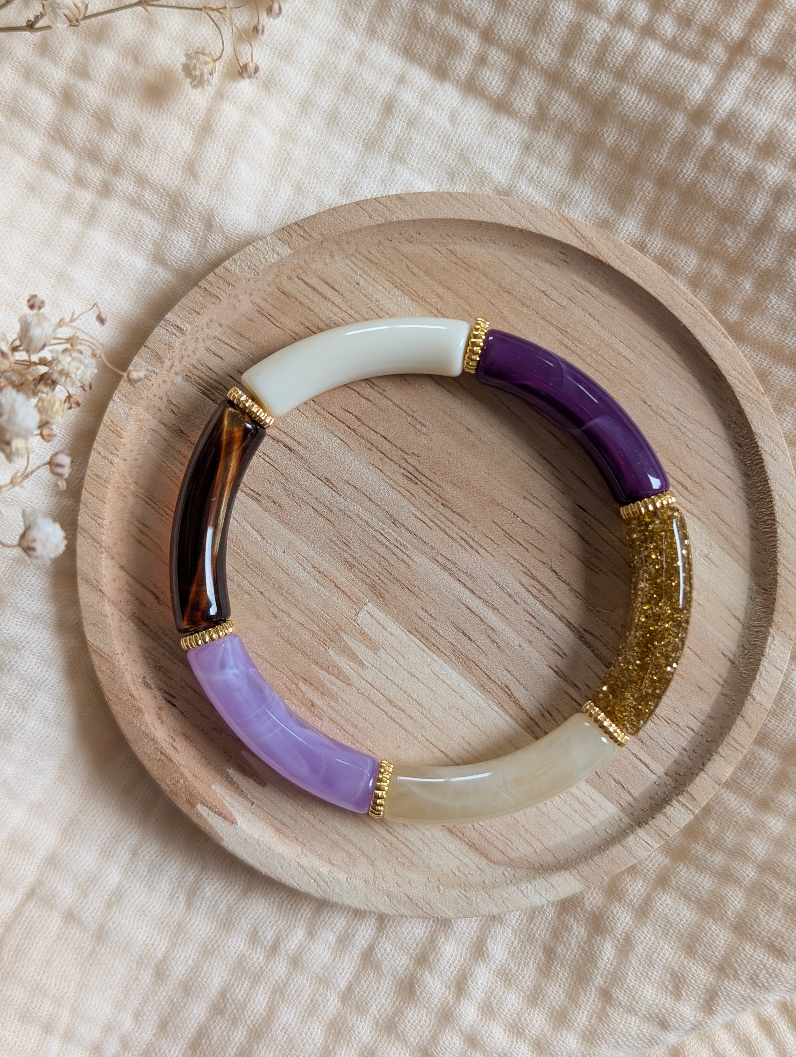 Bracelet LISON perles tube violet sur support en bois. Bracelet perles tube.  Création La Tête dans les Nétoiles