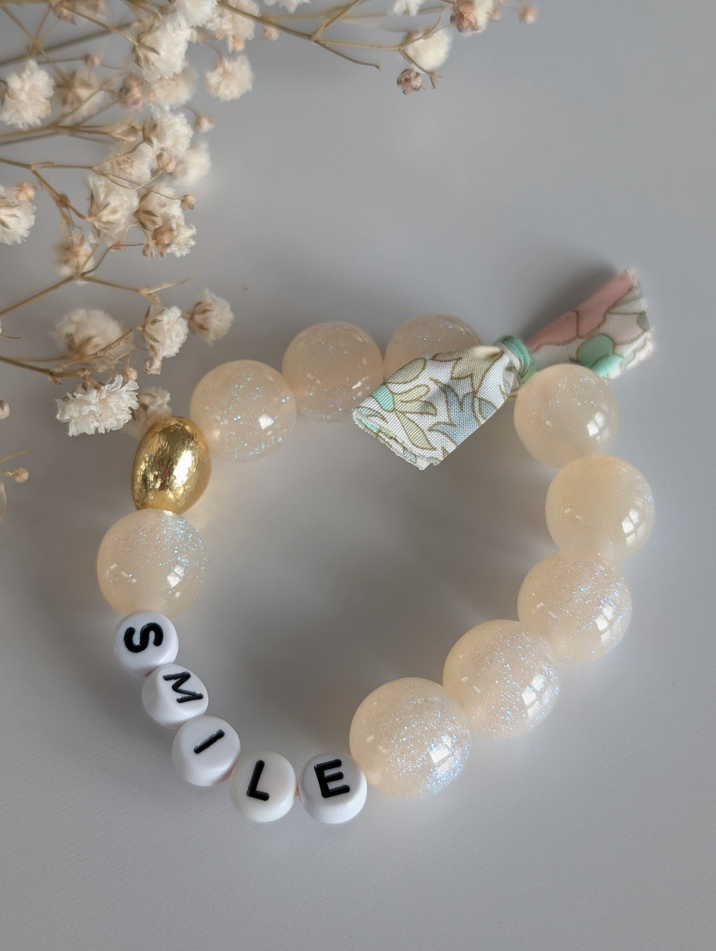 Bracelet LIBERTY GLOWY blanc irisé personnalisé mot doux smile adulte et enfant. Duo mère fille. Perle à paillettes et coeur en plaqué or. Bracelets personnalisés La Tête dans les Nétoiles