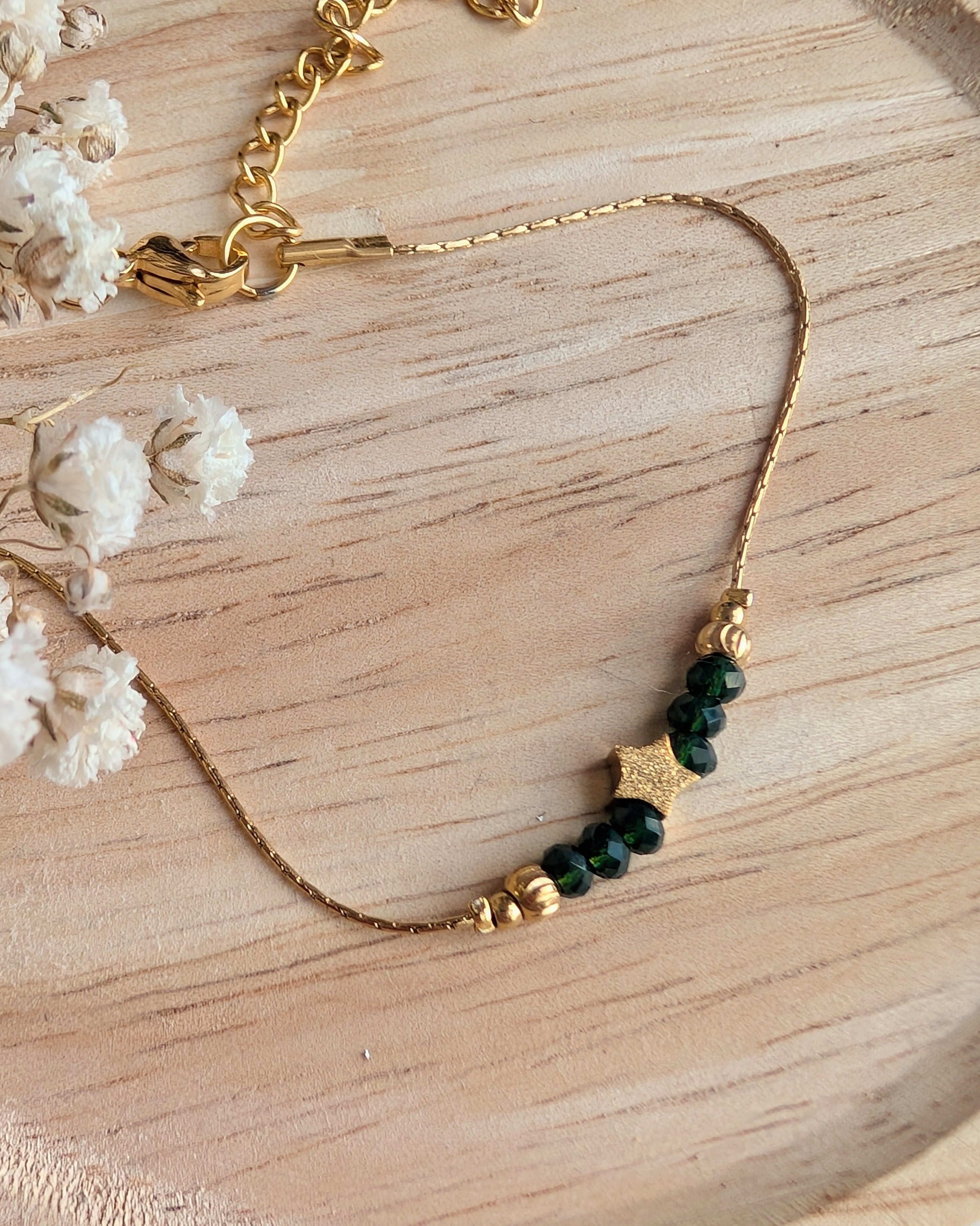 Bracelet Les précieux perle étoile diamantée sur chaine maille serpentine et perle en verre vert foncé. Créations Artisanales La Tête dans les Nétoiles