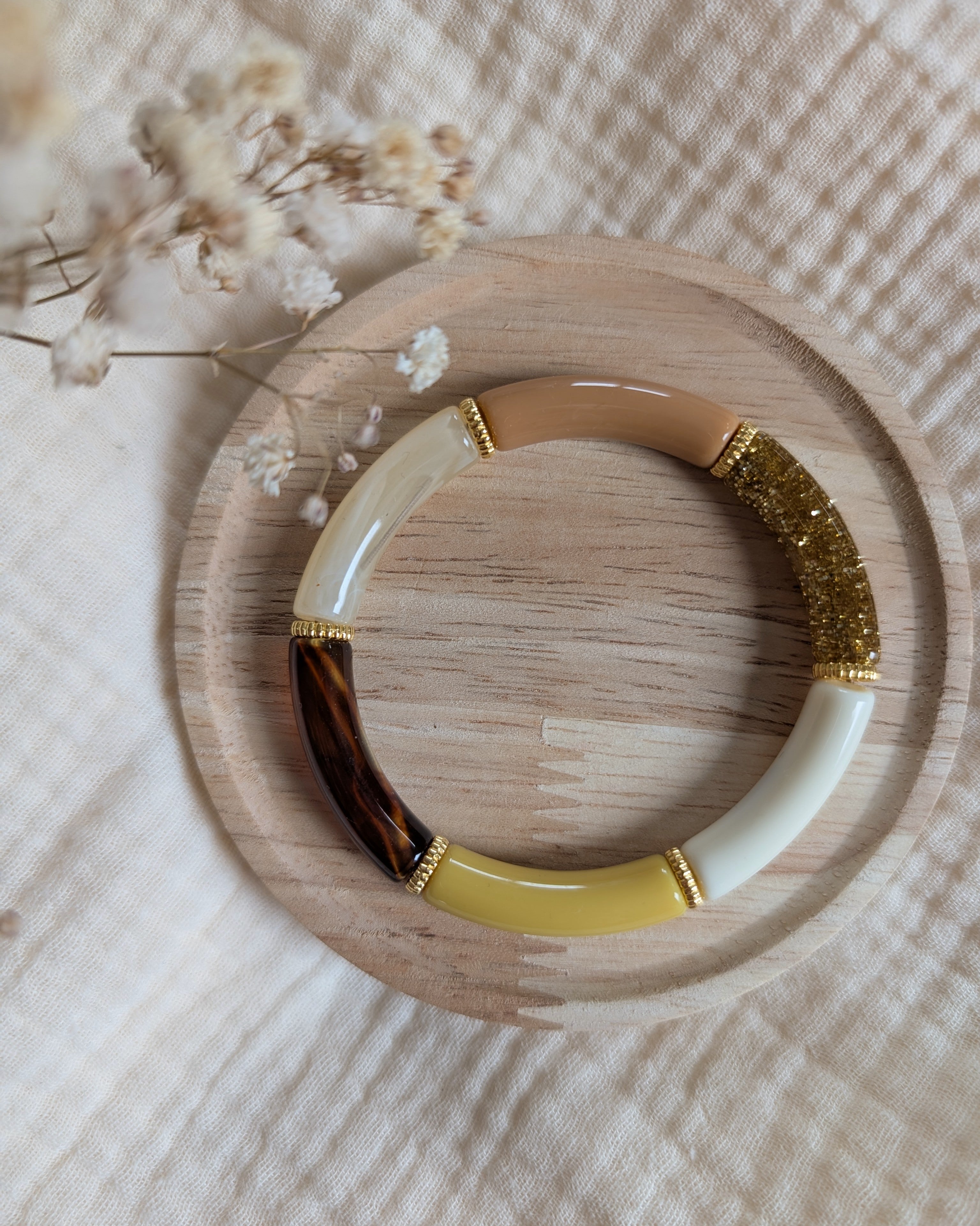 Bracelet Lison perles tube sur support en bois détails perles dorées métal DQ design quality. Créations La Tête dasns les Nétoiles