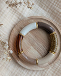 Bracelet MARIE perles tube mocca beige sur support en bois. Création La Tête dans les Nétoiles